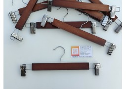 Прищіпка джинсова з дерев`яною, лакованою планкой на 31 см.(коричнева)